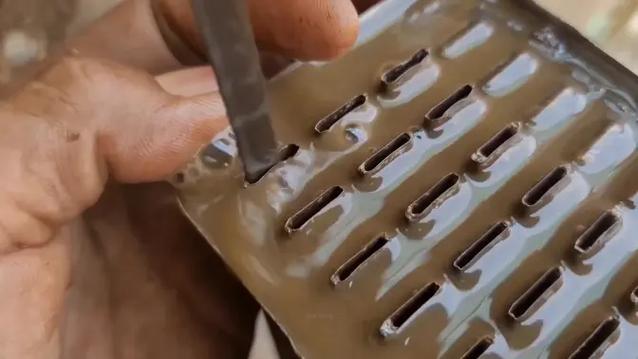 沉浸式清理汽车水箱